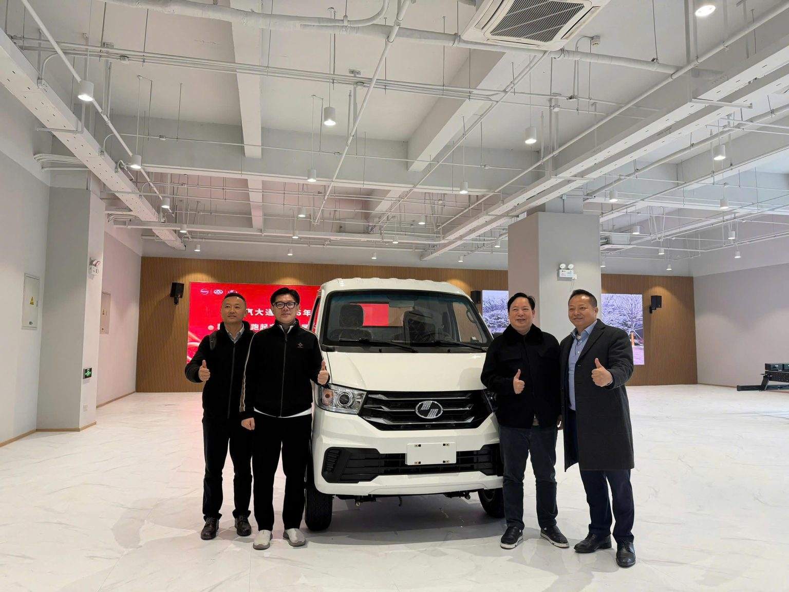 Vietnam Business Delegation Visits SAIC YUEJIN to Explore New Logistics Solutions