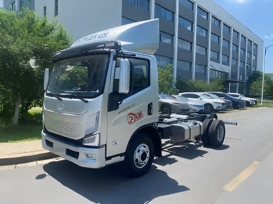 Why the New H500-D7.5 5-Ton Light Truck is Crushing Competitors in Steep Climbs and Heavy Hauling